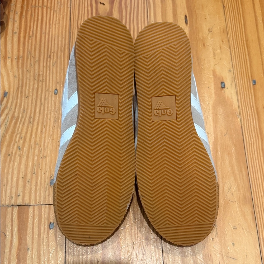 NEW Gola Suede Sneakers in Taupe, White & Gum SIZE 10 - Picture 4 of 5